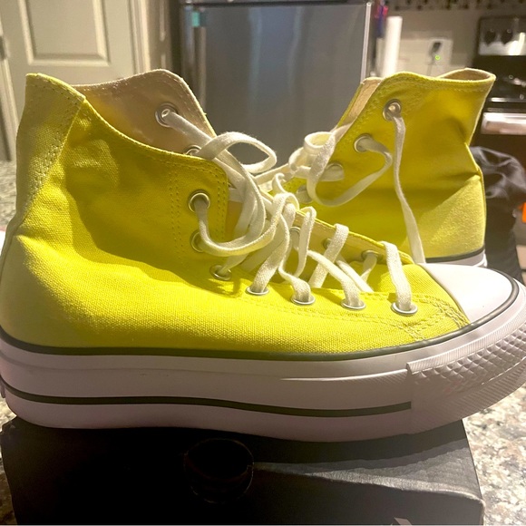 Yellow platform size 6 converse - Picture 2 of 3